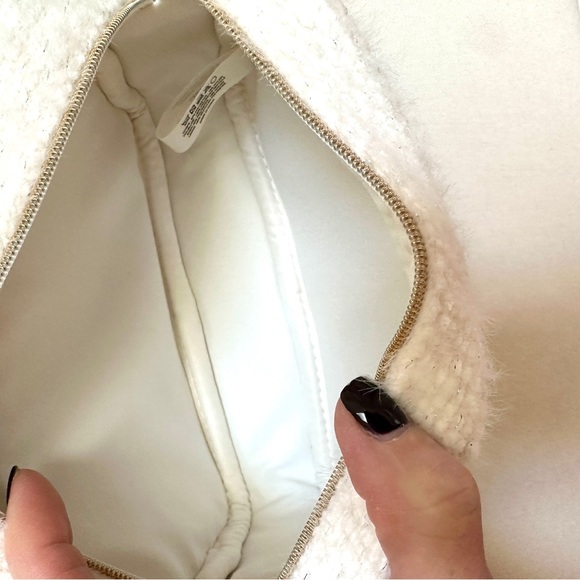 New Chanel 2024 Holiday Cosmetic Bag with Snowflake Charm Zip in Box ⭐️ - Picture 4 of 6